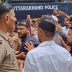 वन मंत्री सुबोध उनियाल का UKD ने किया घेराव, सड़क समस्याओं और दुर्गादेवी गेट खोलने की मांग